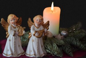 Świeca i adwentowe figurki aniołków